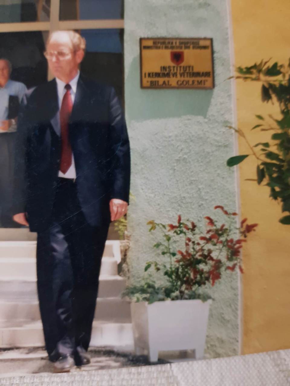 Profesor Kristaq Berxholi Momente gjate venies se emrit Dr Bilal Golemi